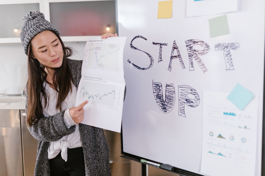 ホワイトボードを使った事業計画の検討